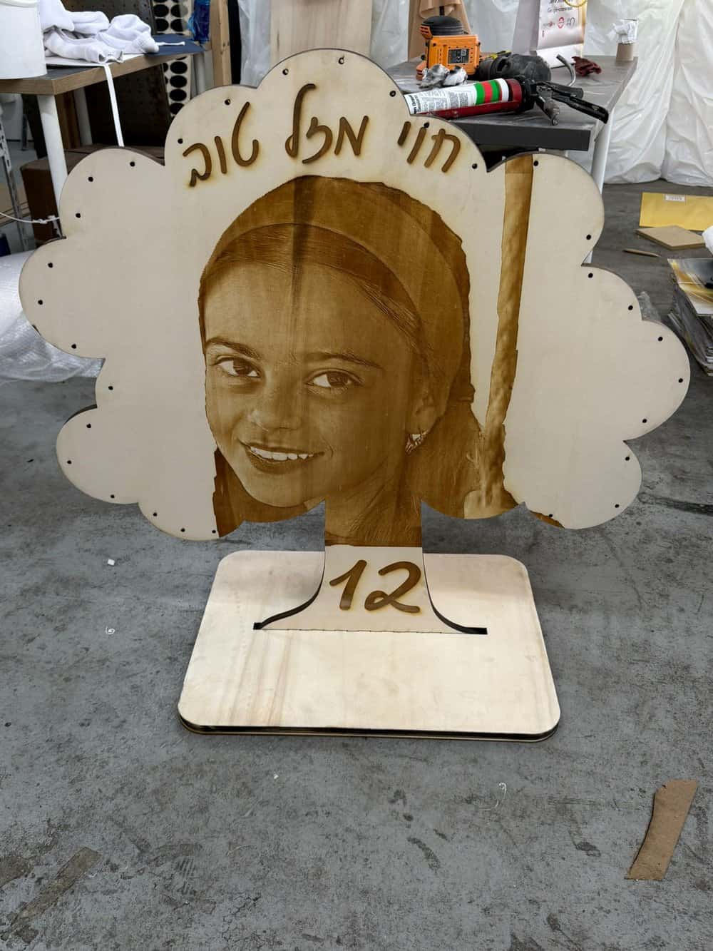 בניית עץ עם מעמד וחריטה לבת מצווה