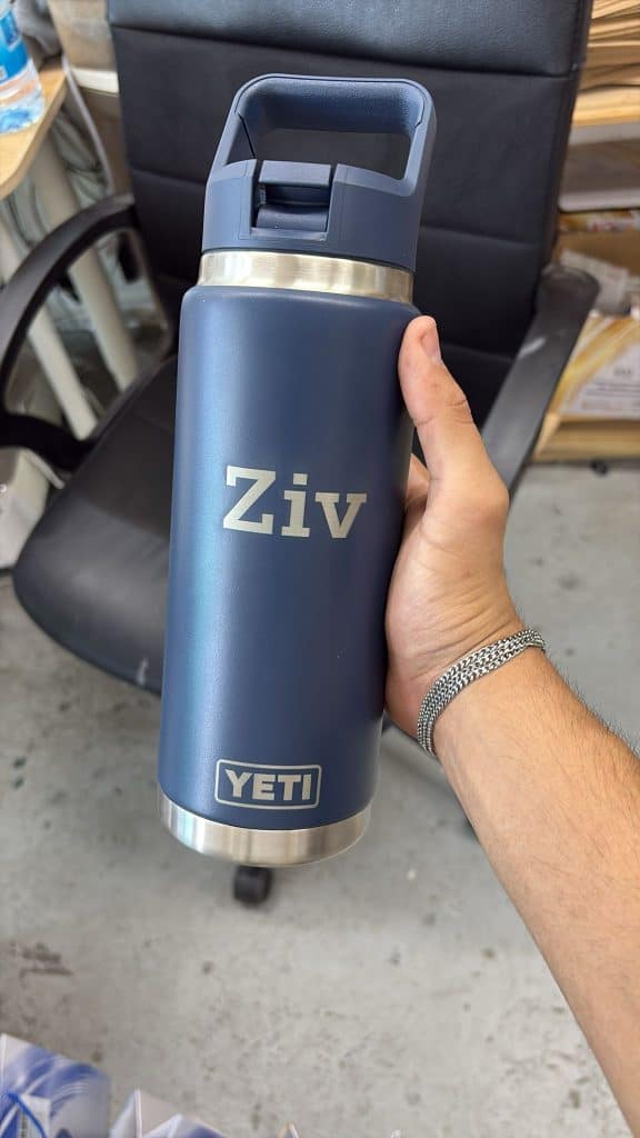 בקבוק טרמי עם חריטה זיו באנגלית