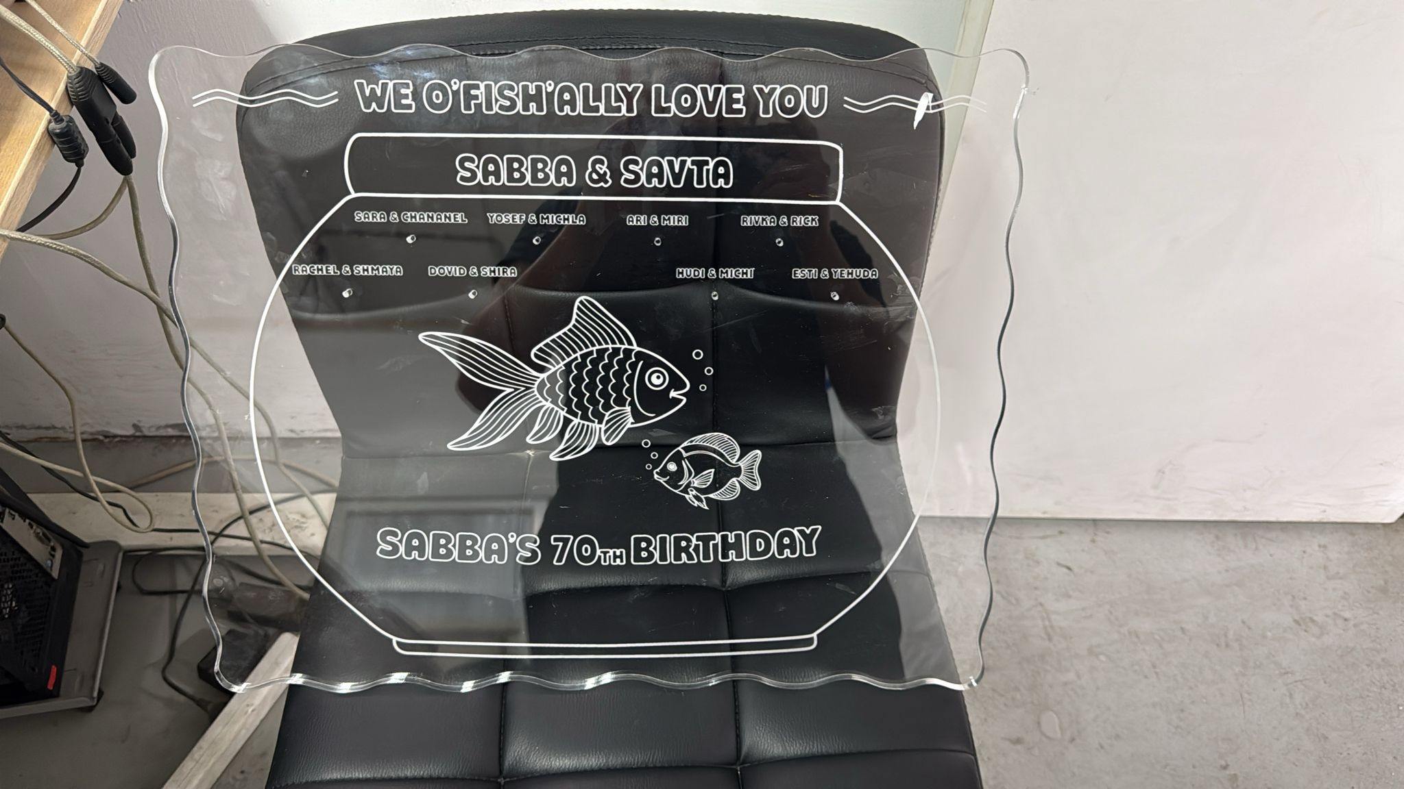 חיתוך וחריטה על פרספקס שלט אקווריום ליום הולדת 70 לסבא וסבתא