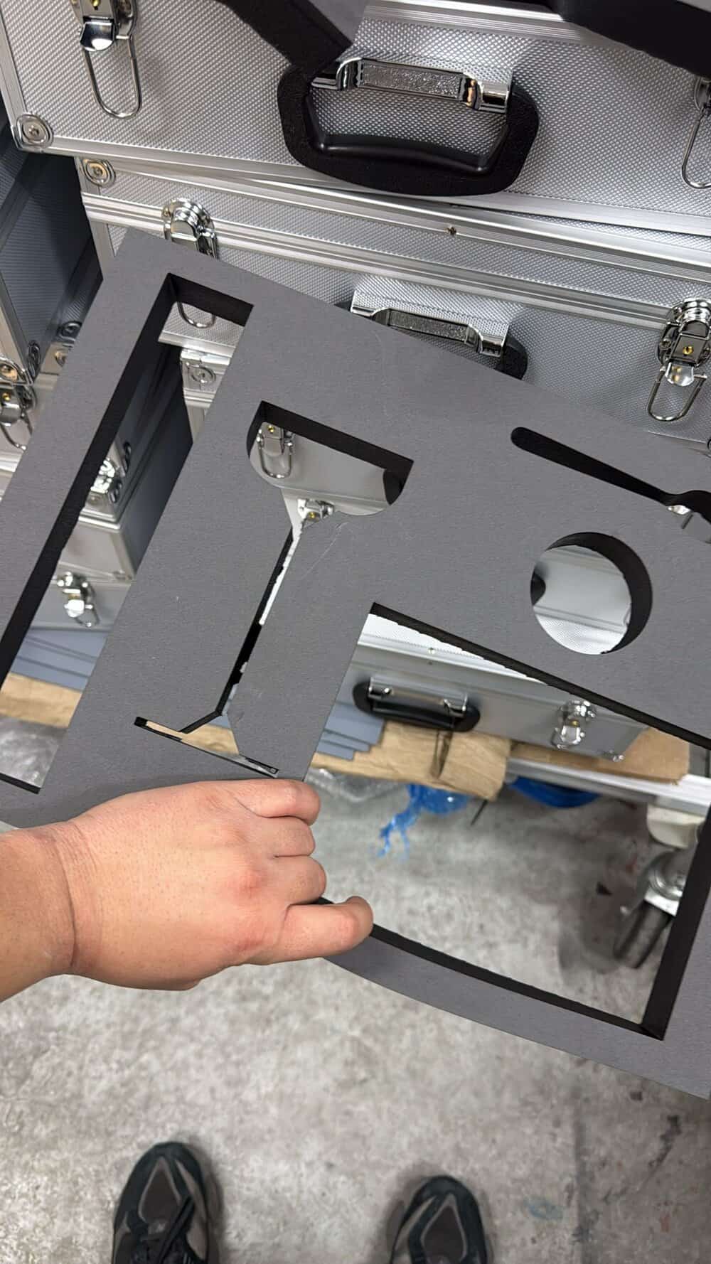 חיתוך ספוג למארז יוקרתי במזוודה