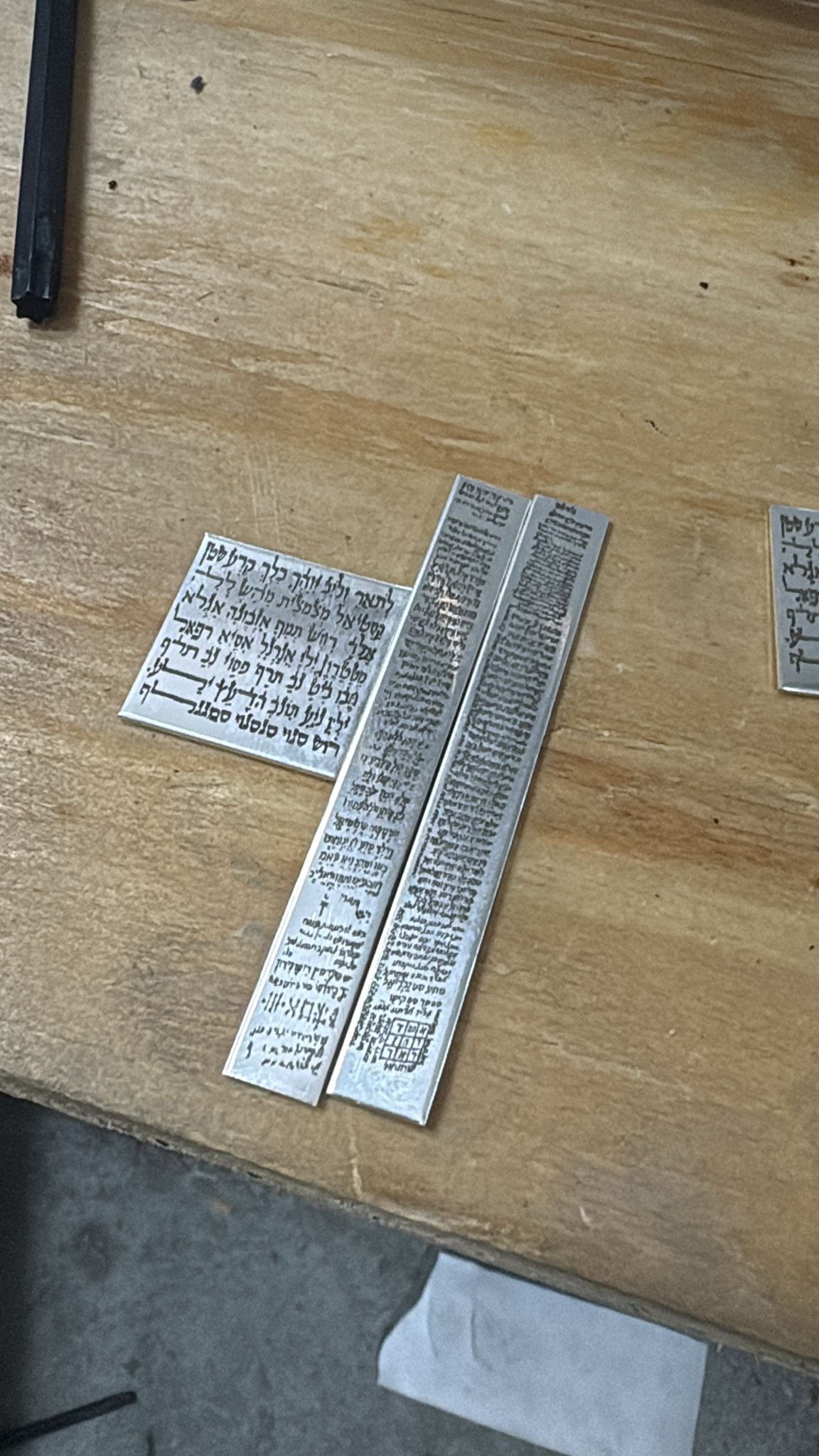 חריטה בגודל מיקרוסקופי על לוחיות מתכת ליצירת קלף קמע