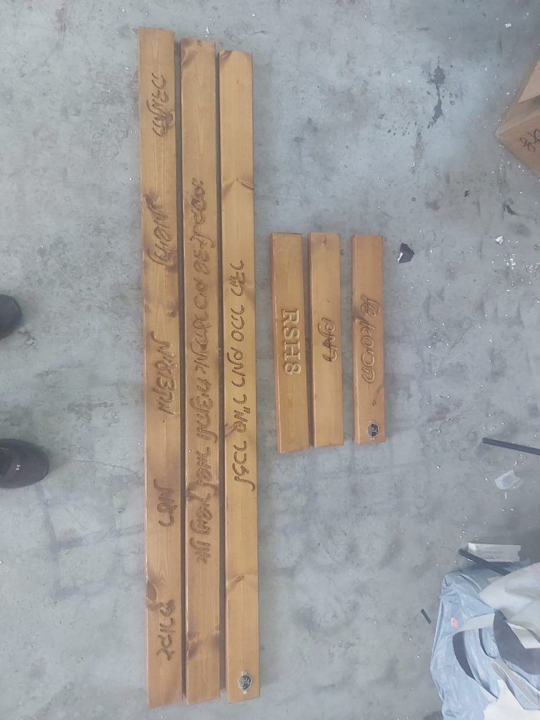 חריטה בעברית על קרשי עץ