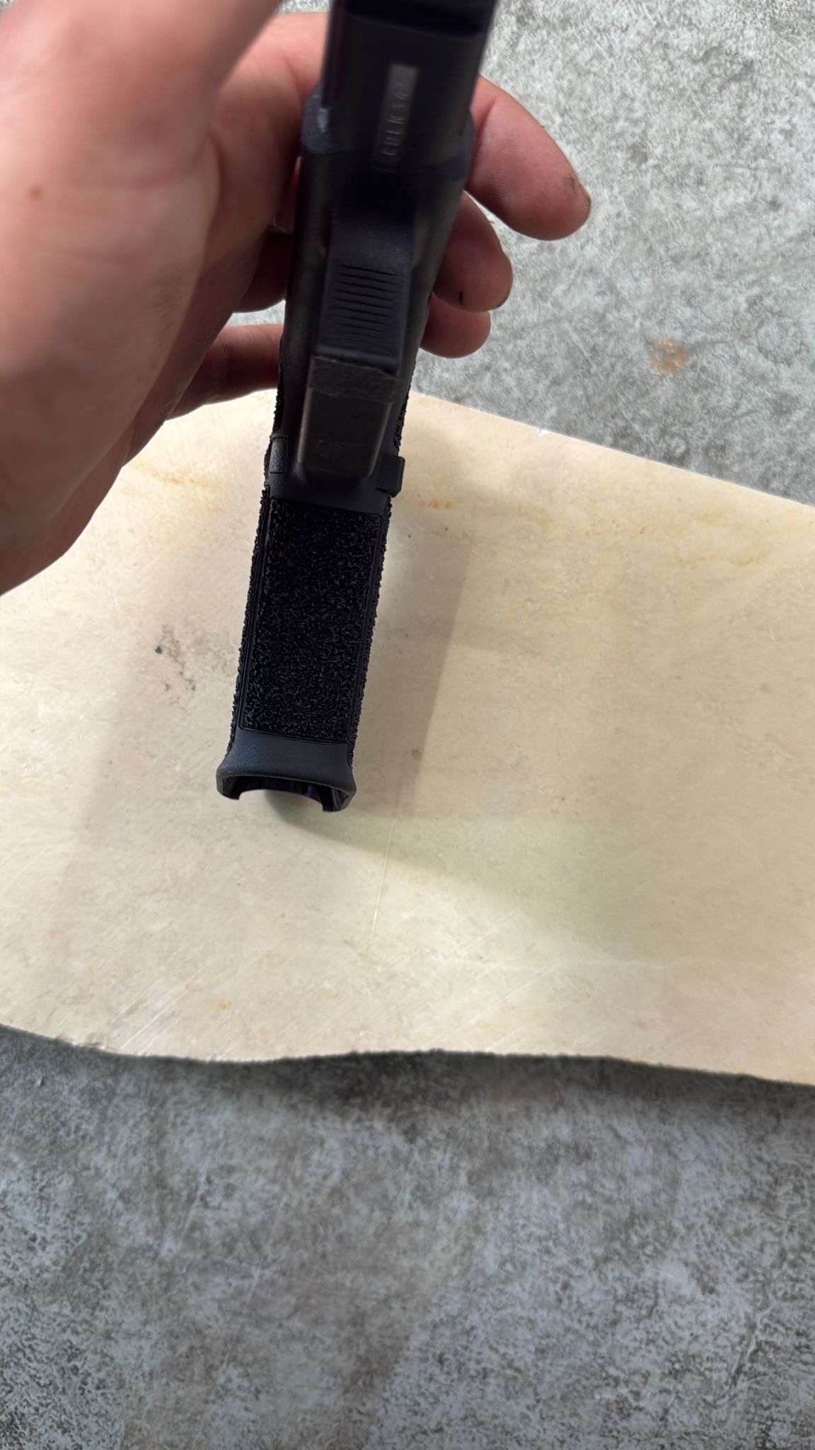 חריטה וסימון על כלי נשק ואקדח גלוק סטיפלינג ידית פלסטיק שחורה זווית אלכסונית