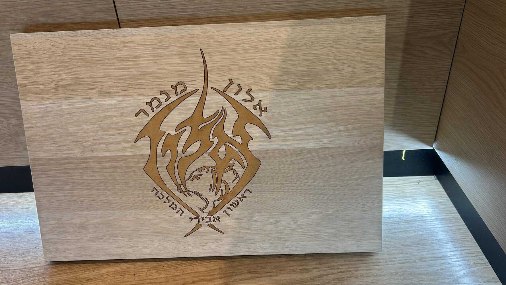 חריטה סמל אלון מנמר על קרש עץ