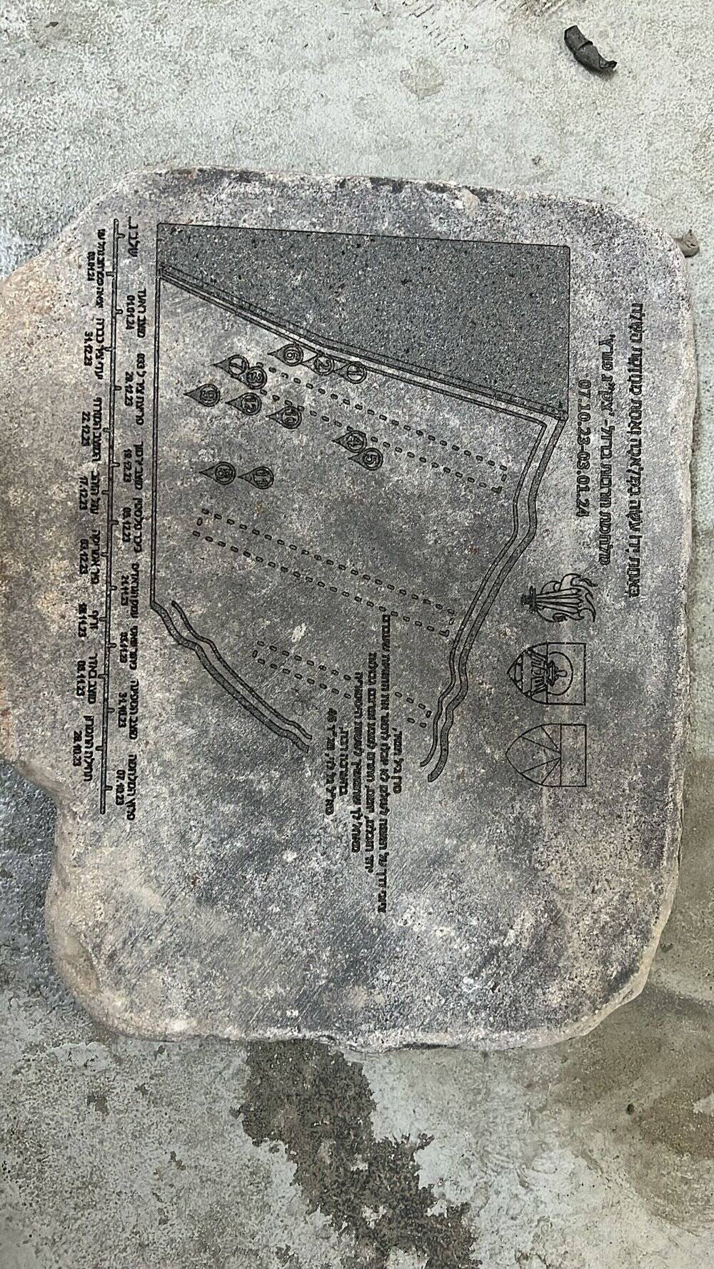 חריטה על אבן אפורה גדולה