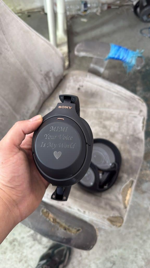 חריטה על אוזניות סוני שחורות