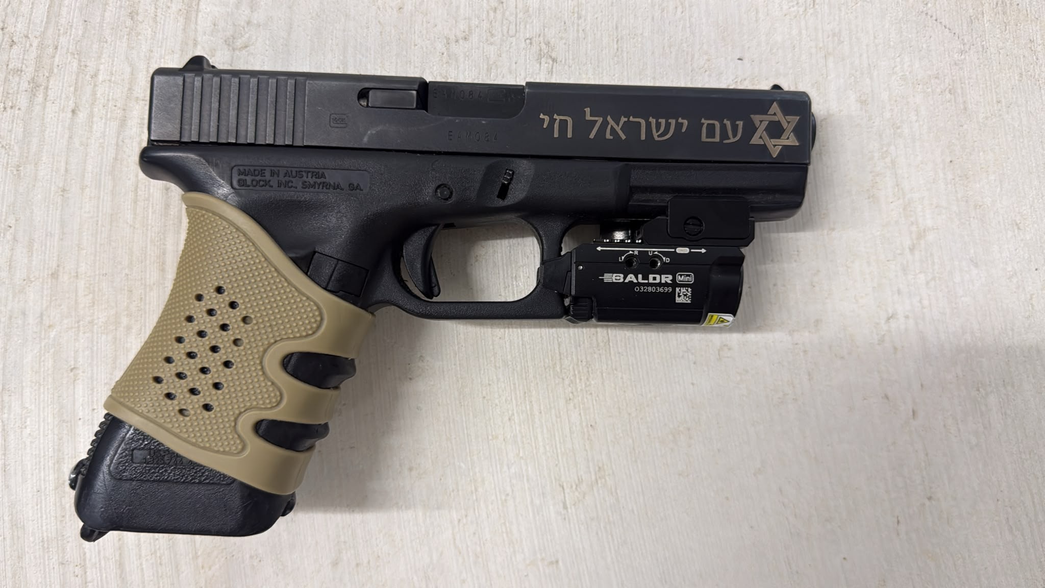 חריטה על אקדח גלוק עם הכתובת עם ישראל חי ומגן דוד