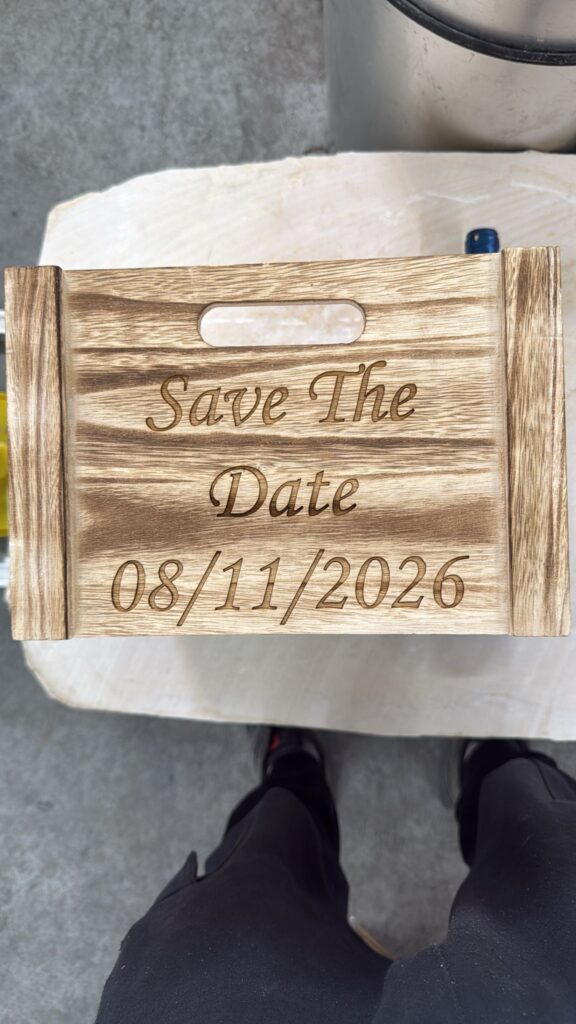 חריטה על ארגז עץ save the date