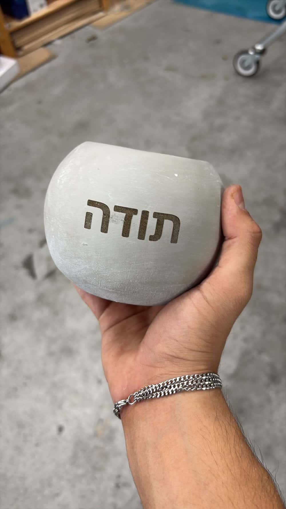 חריטה על בטון עגול תודה