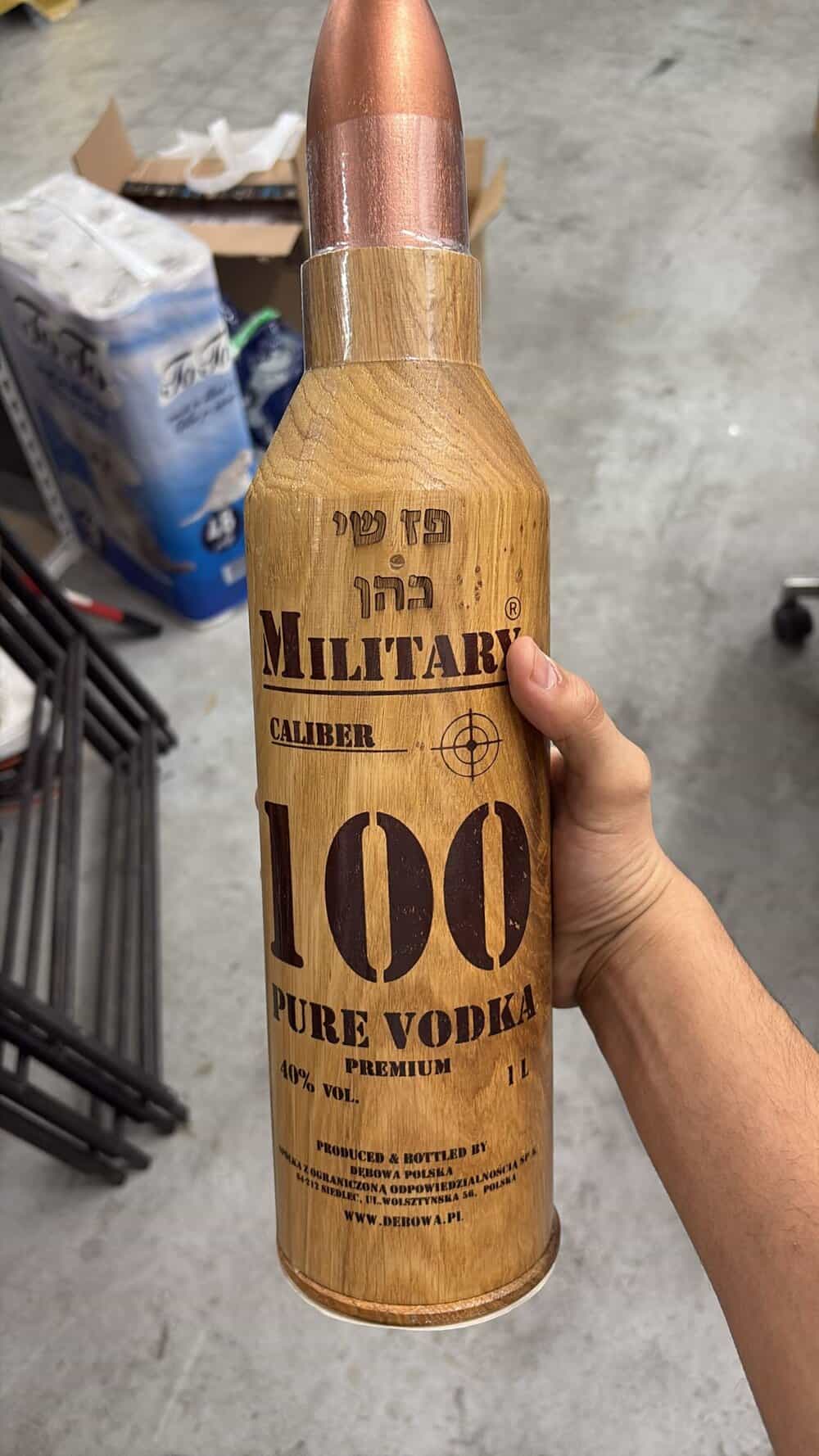 חריטה על בקבוק וודקה עשוי עץ