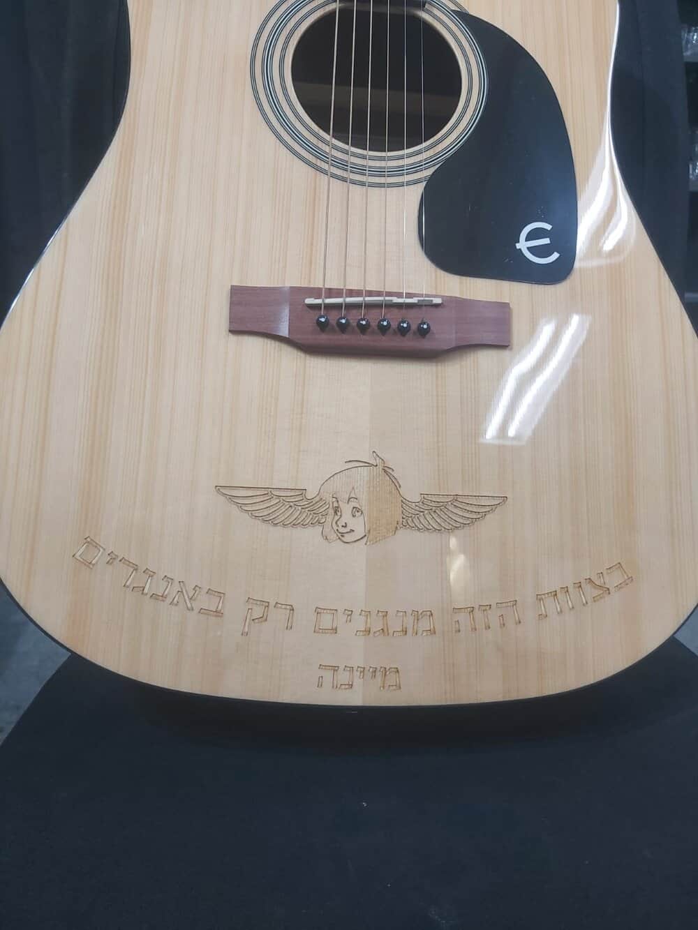 חריטה על גיטרה אקוסטית בצוות הזה מנגנים רק באנגרים