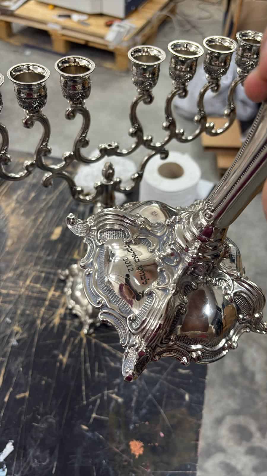 חריטה על חנוכיה עשויה כסף למוש באהבה