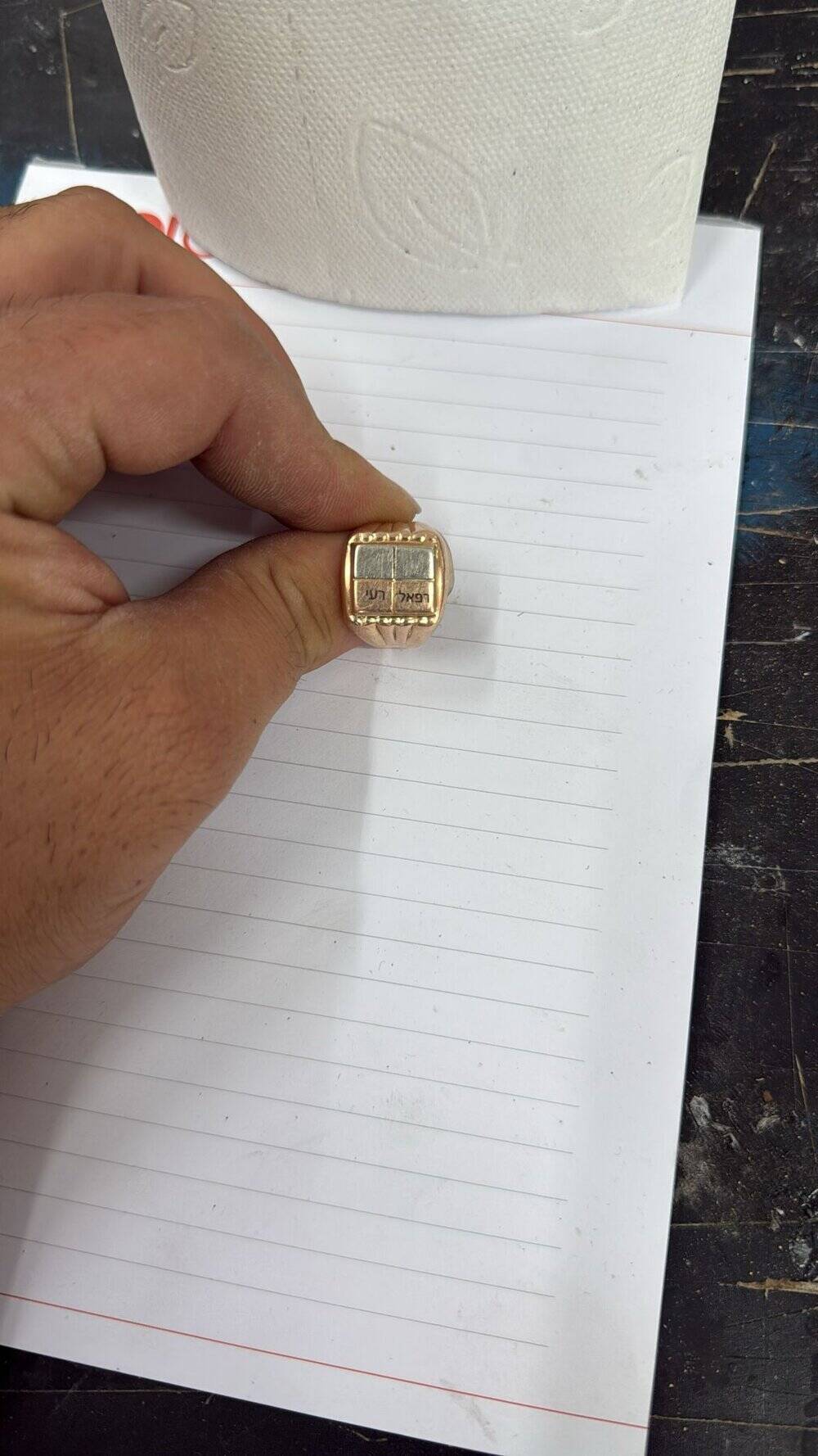 חריטה על טבעת זהב של שמות הילדים
