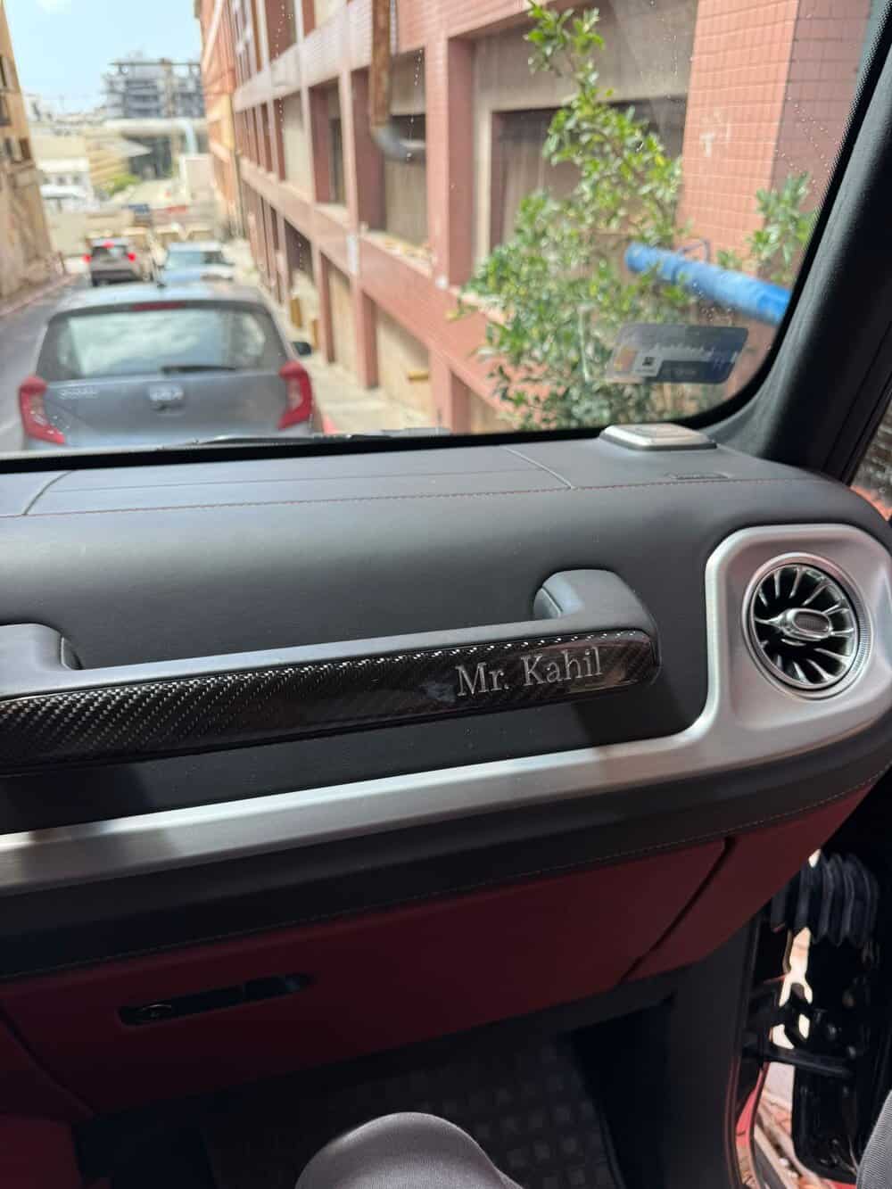 חריטה על ידית פלסטיק שחורה לרכב