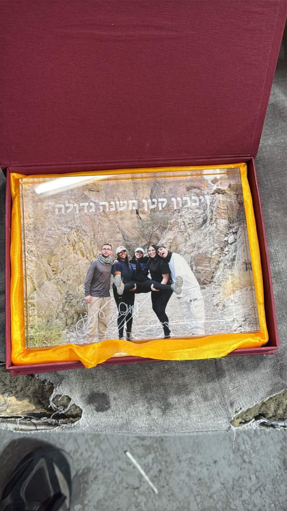 חריטה על כיסוי פרספקס לתמונה זיכרון קטן מתמונה גדולה