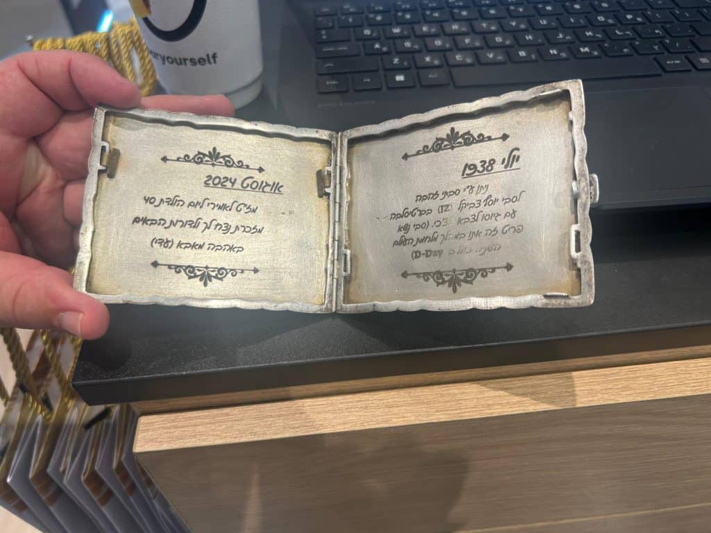 חריטה על כלי כסף שעבר בירושה