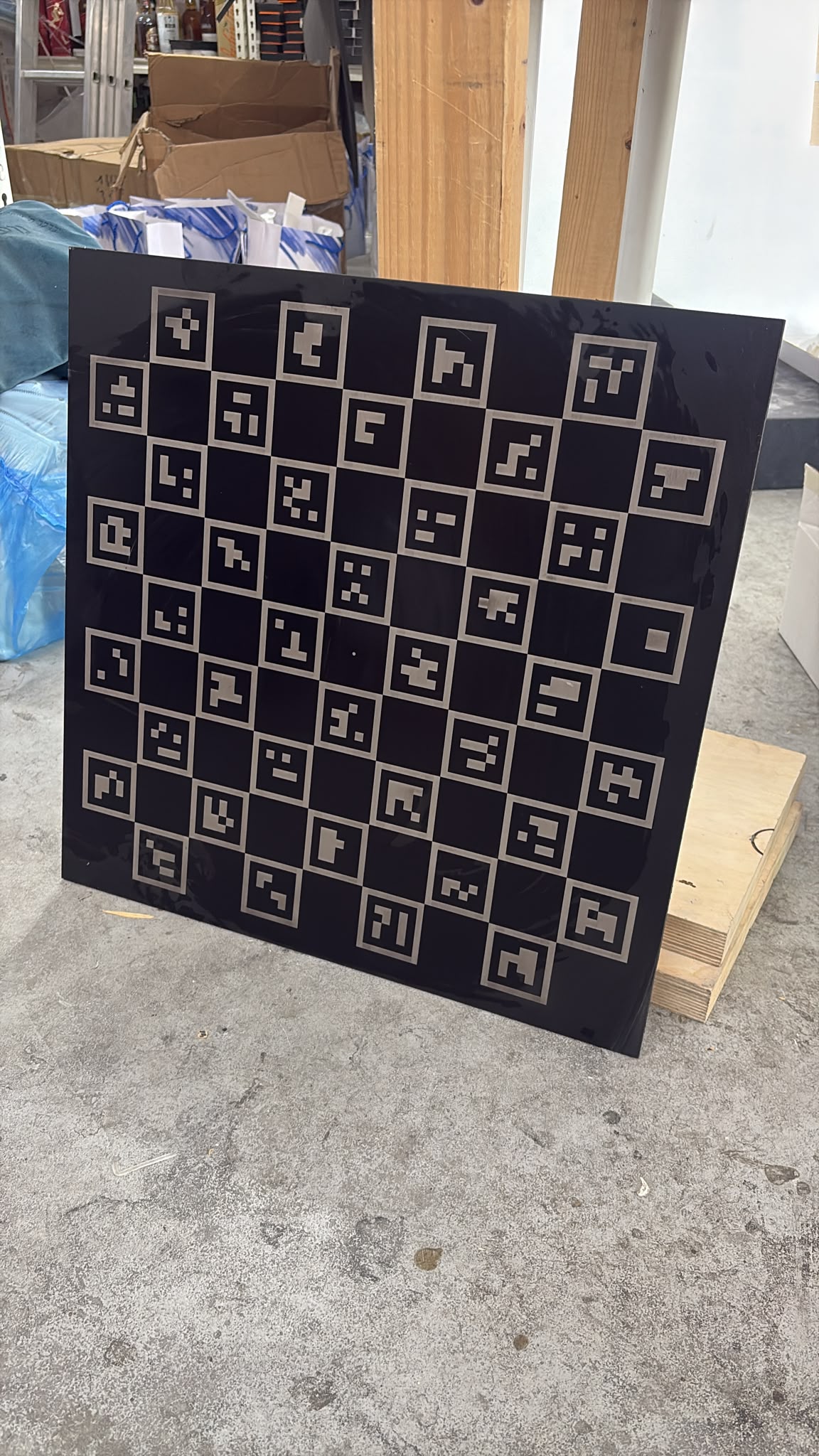 חריטה על לוח אלומיניום צבוע שחור עם מערך קודים מרובעים במשבצות לסירוגין