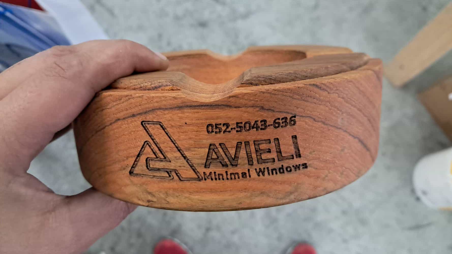 חריטה על מאפרות עץ לוגו של אביאלי