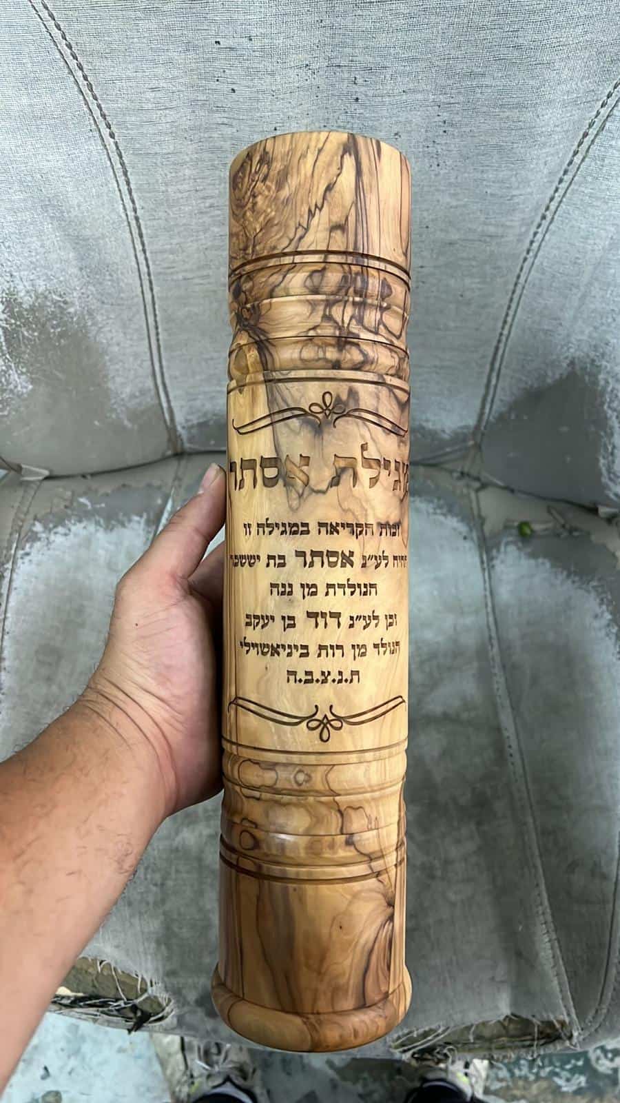 חריטה על מגילת אסתר עשויה עץ
