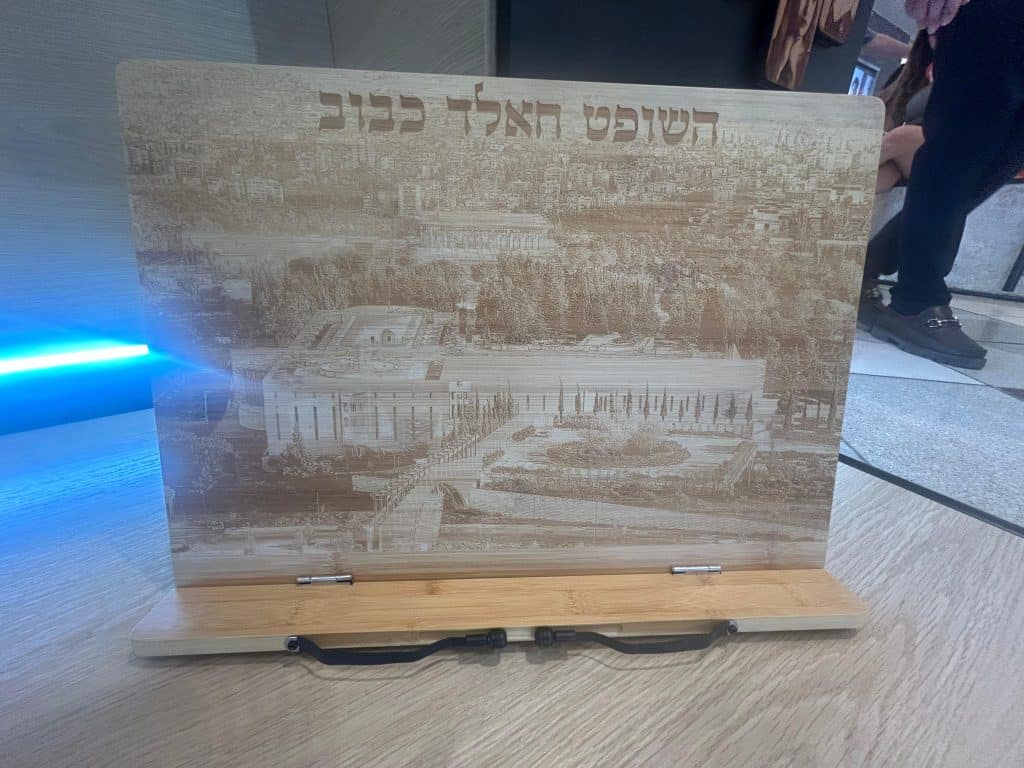 חריטה על מגן הוקרה עץ לשופט