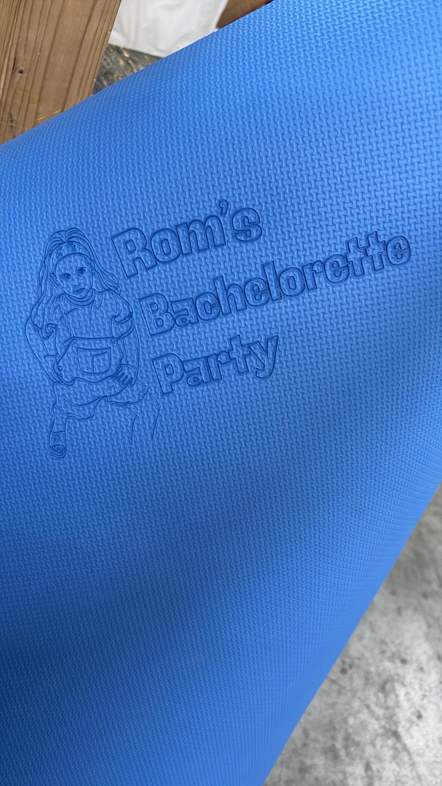 חריטה על מזרן יוגה כחול Rom's Bachelorette Party