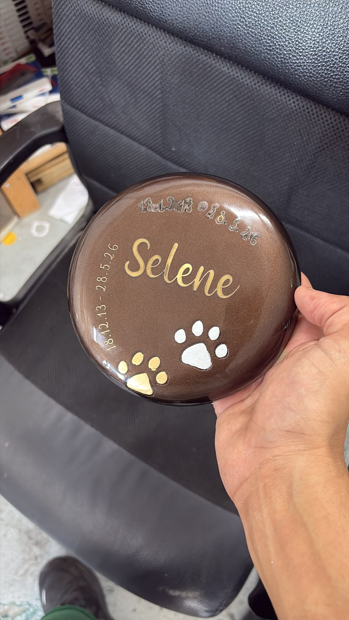 חריטה על מכסה כד אפר מנחושת לבעל חיים עם השם Selene טביעות כפות ותאריכים 18.12.13 28.5.26