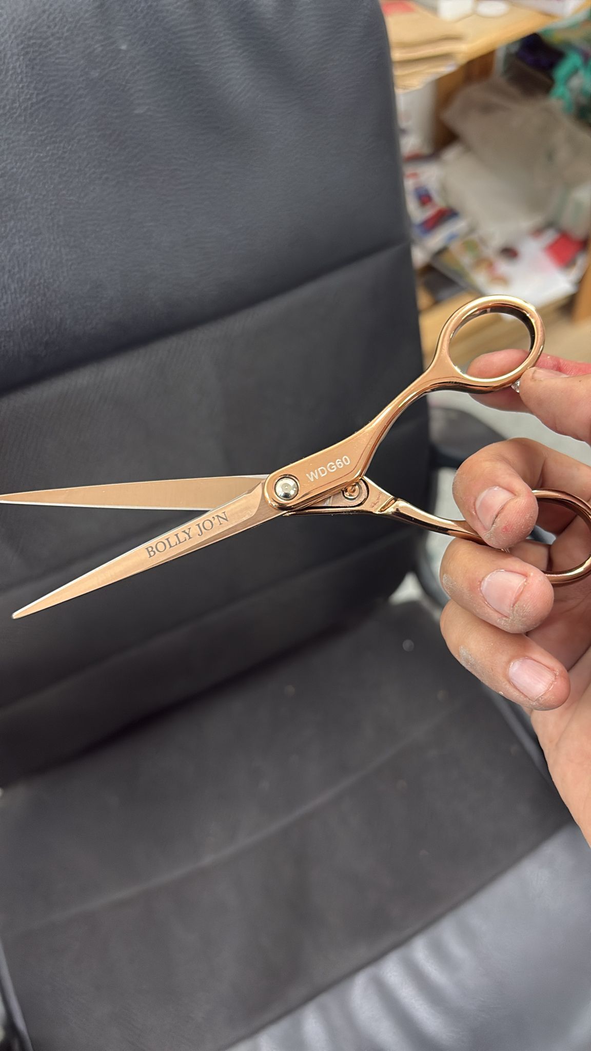חריטה על מספריים רוז גולד עם הכיתוב BOLLY JO N ודגם WDG60