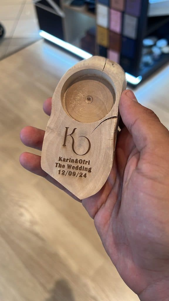 חריטה על מעמד לנר עשוי עץ
