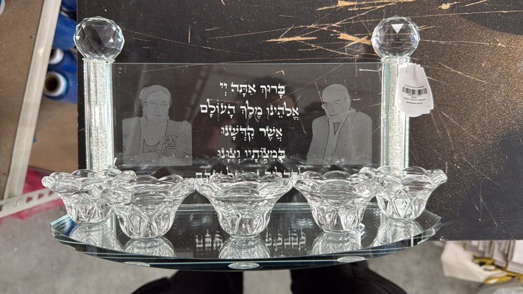 חריטה על מעמד נרות עשוי זכוכית