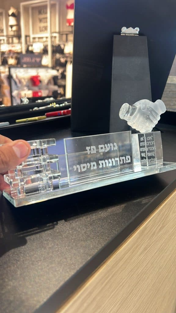 חריטה על מעמד שולחני עשוי זכוכית