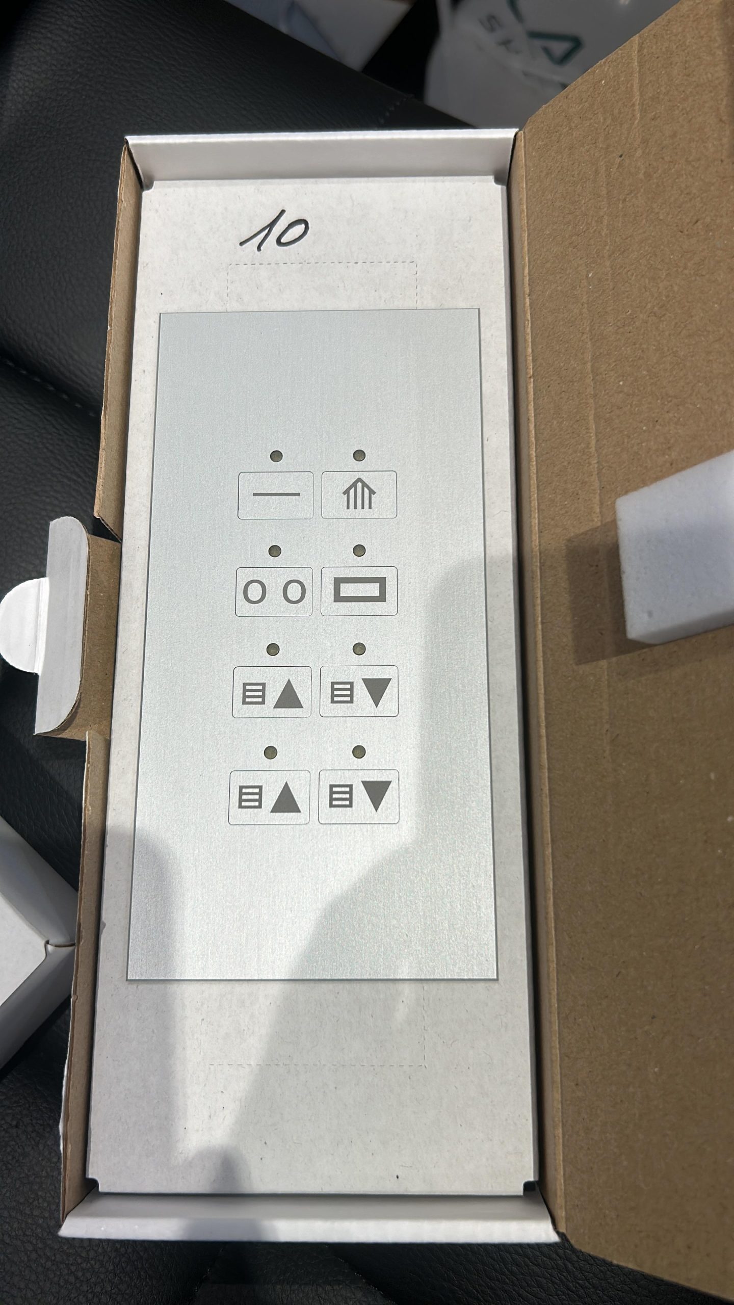 חריטה על מתג לבית חכם