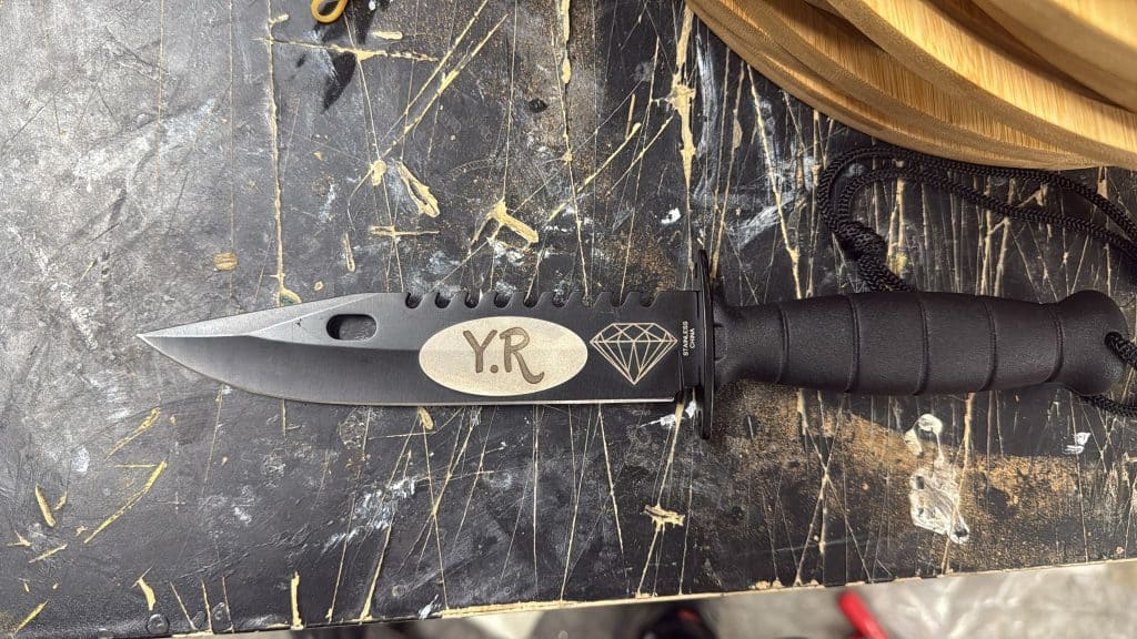 חריטה על סכין קומנדו ומחיקה של חריטה קודמת