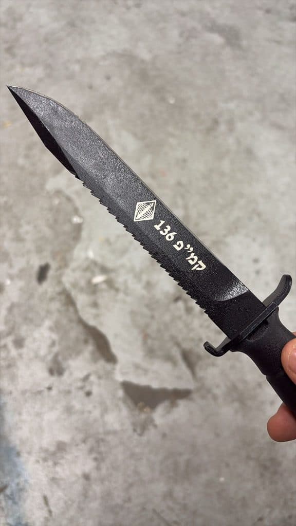 חריטה על סכין קומנדו קמפ 136 עם סמל יחידה