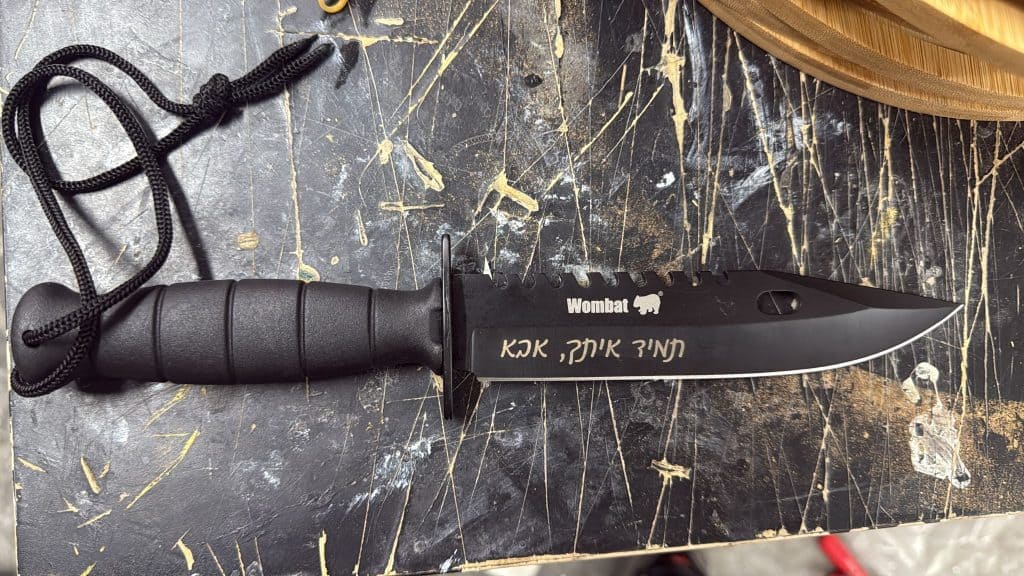 חריטה על סכין קומנדו שחורה תמיד איתך אבא