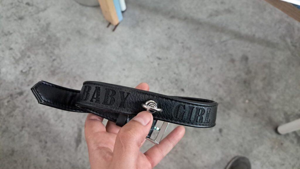 חריטה על קולר שחור מעור באנגלית