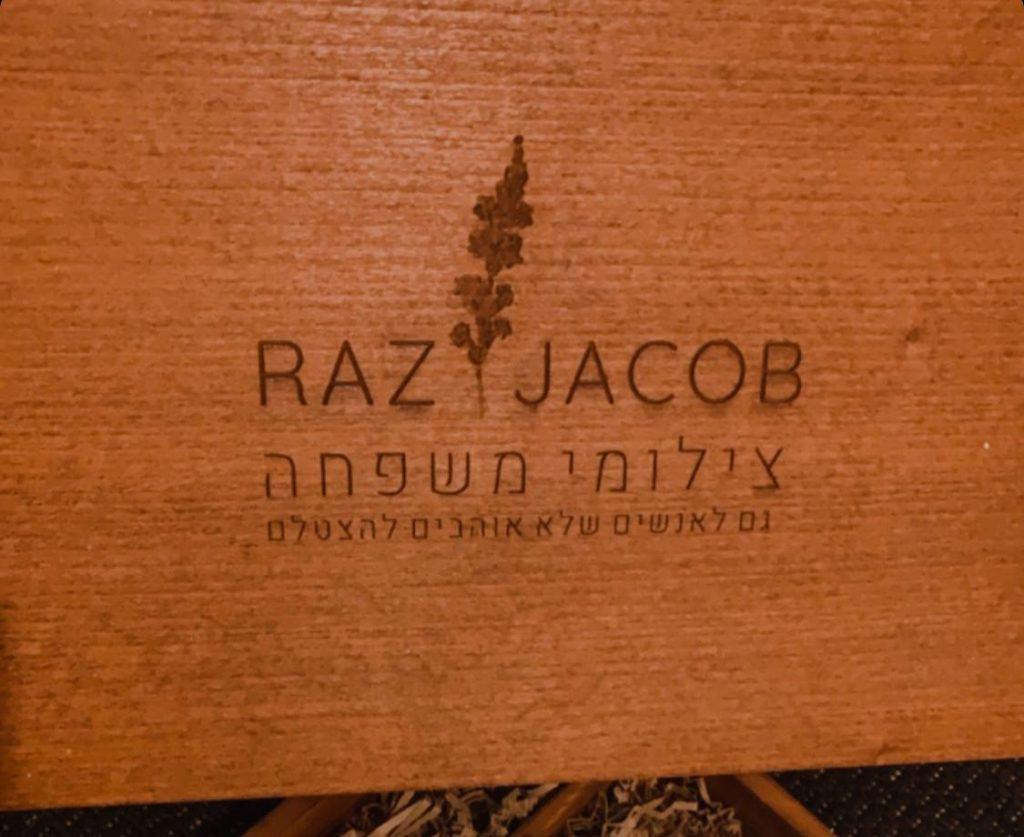חריטה על קופסא של צלם עשוי עץ