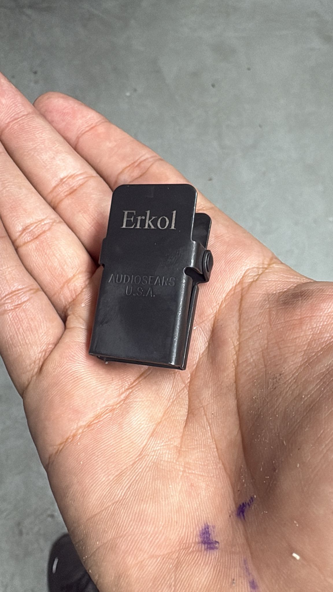 חריטה על קליפס מיקרופון מתכת שחור עם השם Erkol מתוצרת Audiosears USA