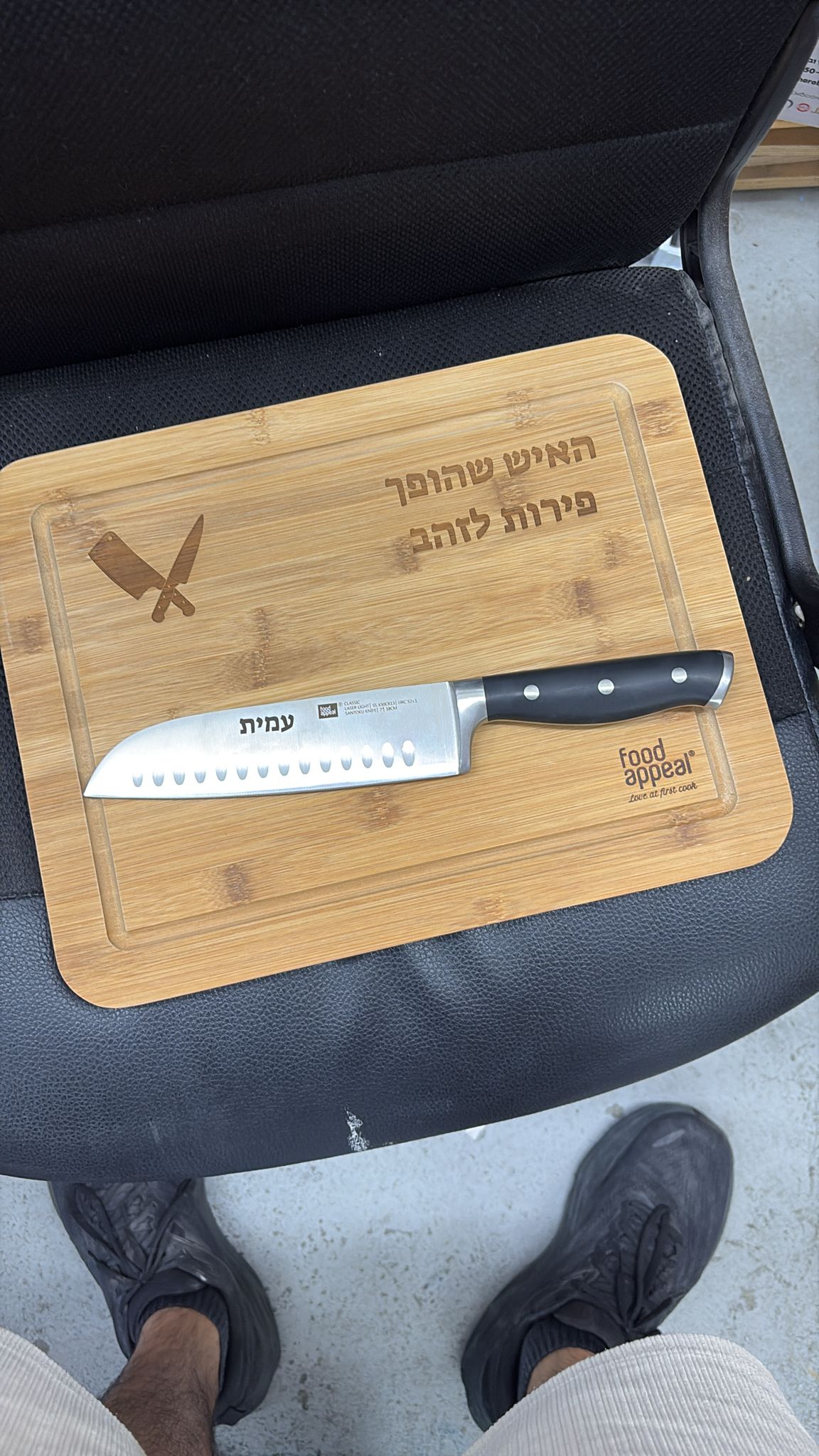 חריטה על קרש חיתוך וסכין האיש שהופך פירות לזהב