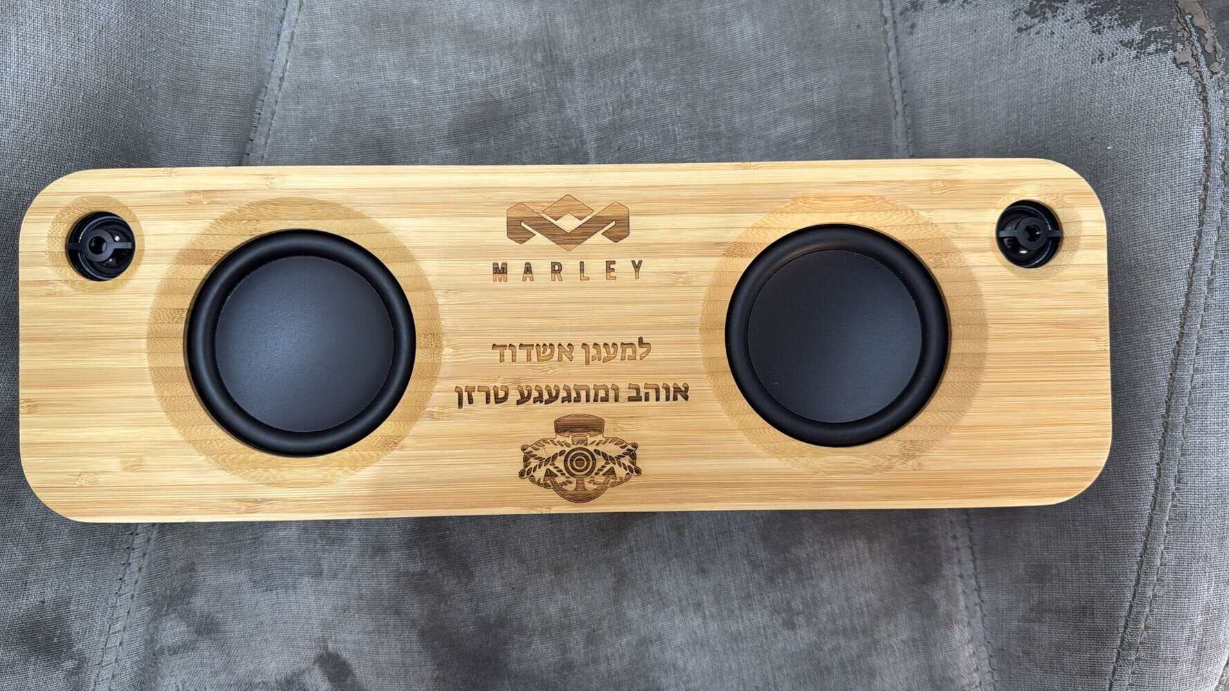 חריטה על רמקול עשוי עץ
