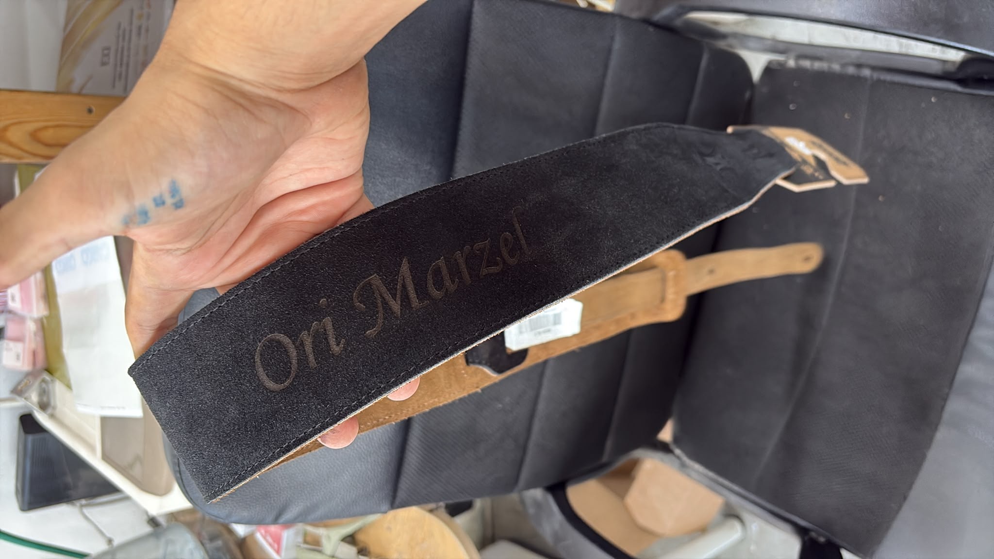 חריטה על רצועת גיטרה מעור זמש שחור עם השם Ori Marzel