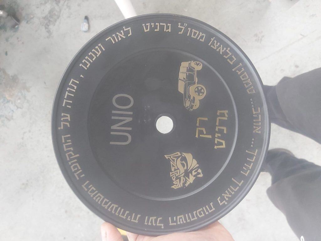 חריטה על תחתית עשויה אלומיניום צבוע