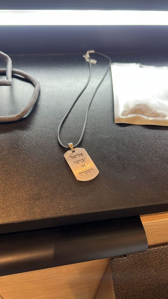 חריטה על תליון כסף עם שרשרת שחורה