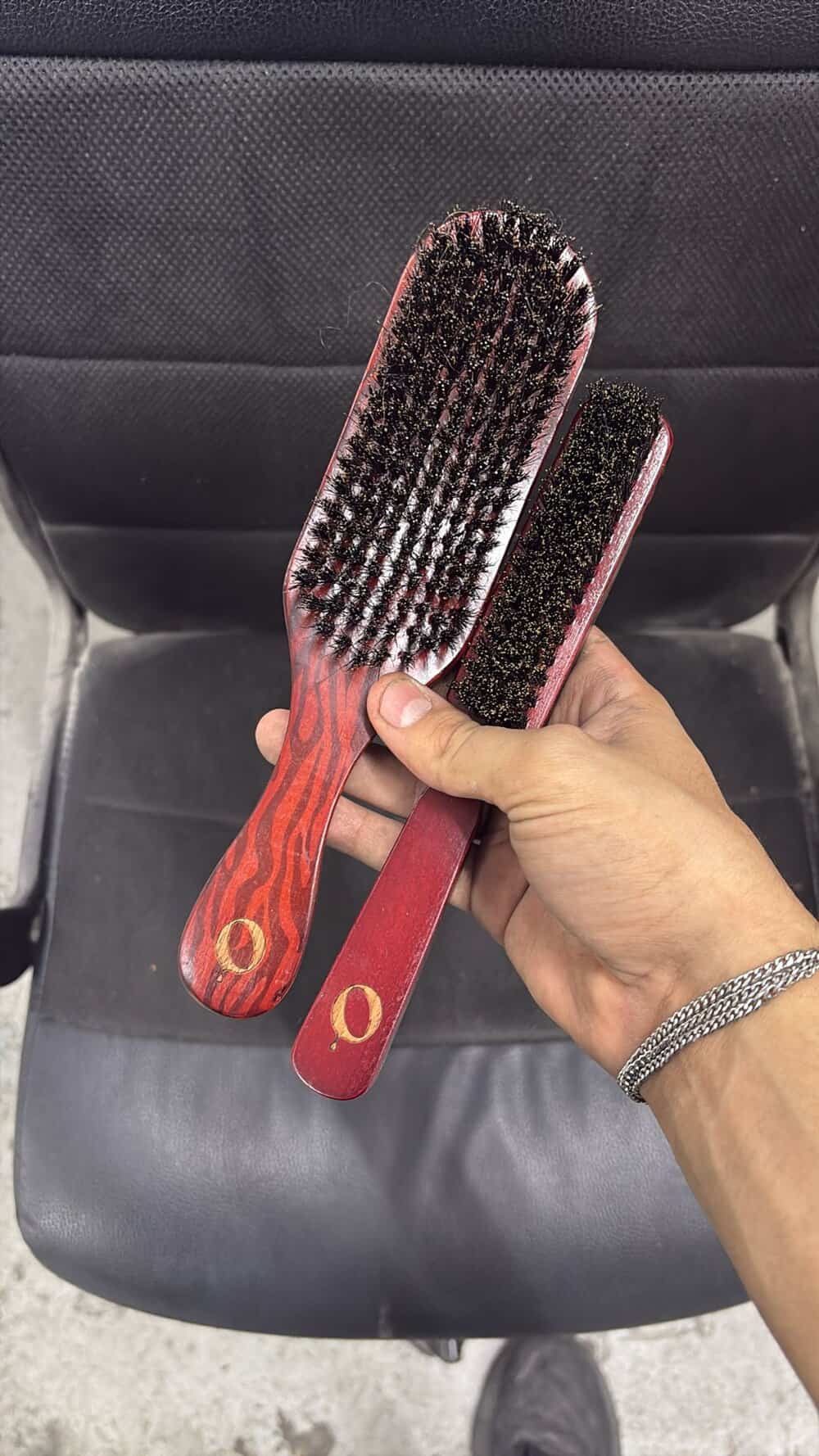 חריטה על 2 מסרקי עץ