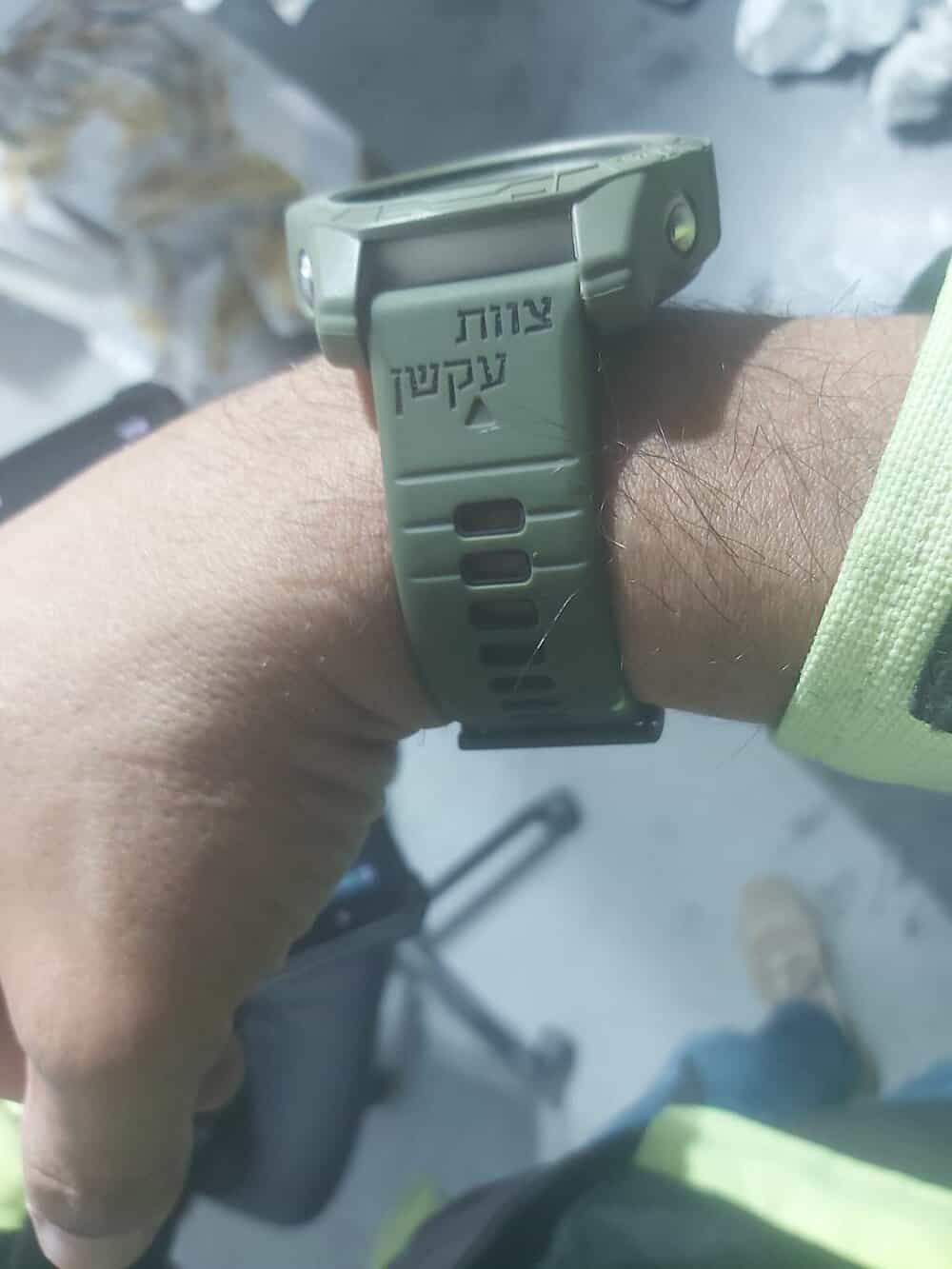 חריטה צוות עקשן על רצועת גומי לשעון