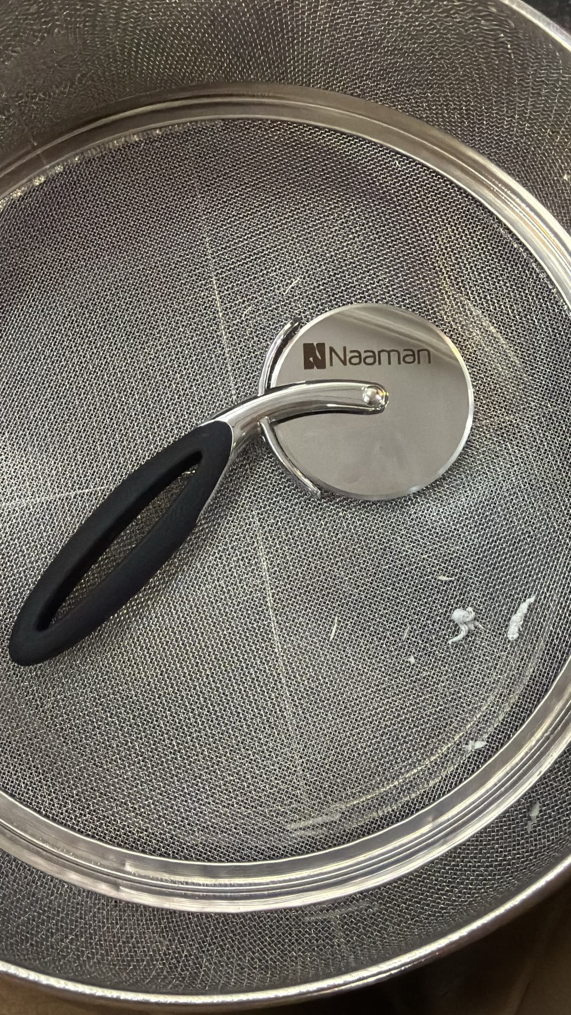 חריטה של הלוגו Naaman על דיסקית מתכת במכסה רשת נגד התזה