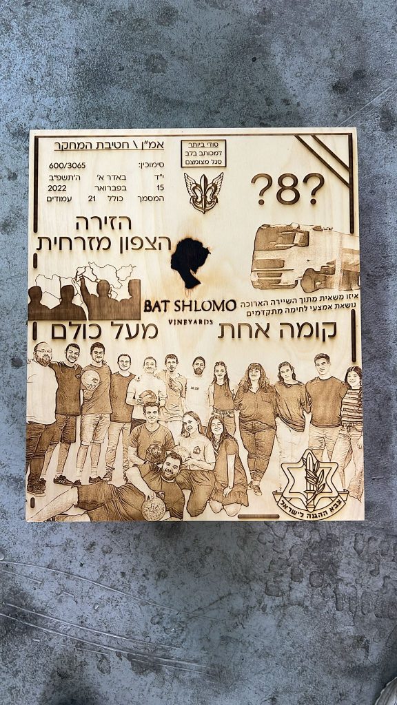 חריטה של הרבה כיתובים במקומות שונים על עץ