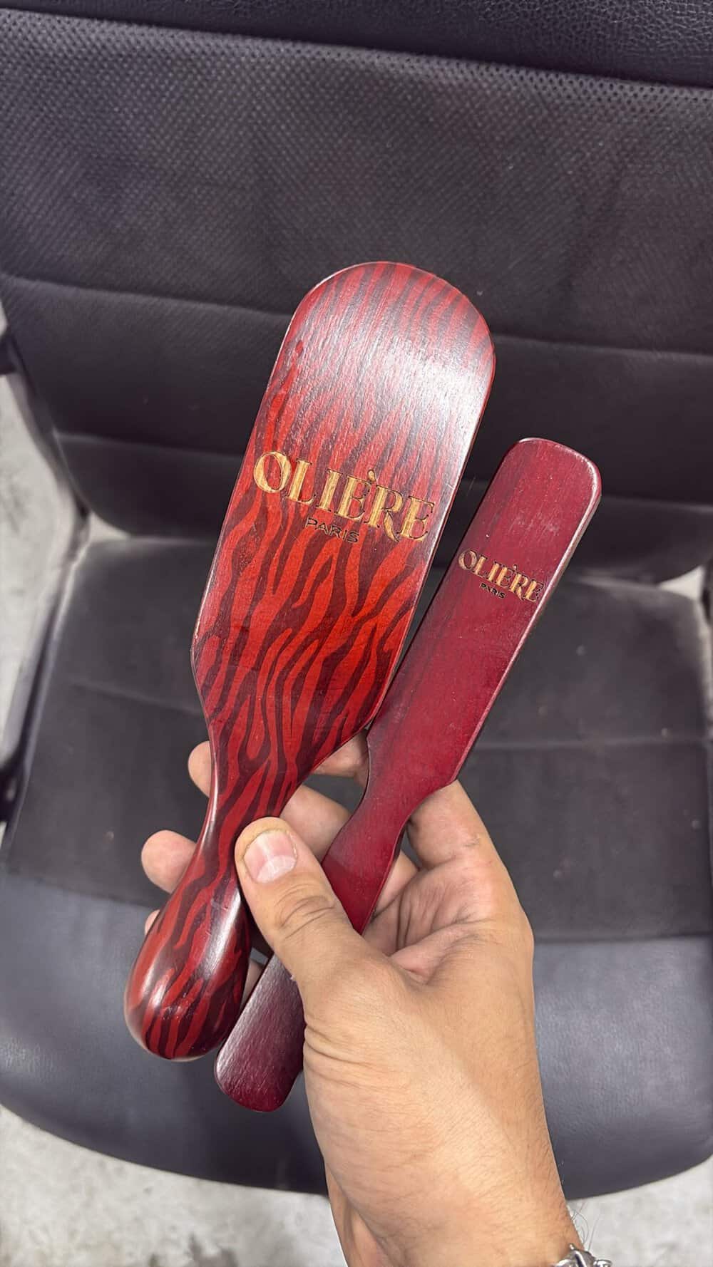 חריטה של לוגו על מסרק עץ אדום