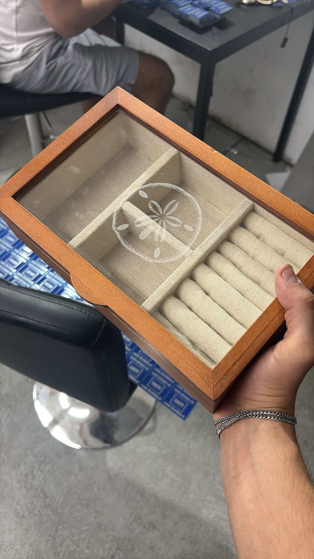 חריטה של לוגו על פרספקס קופסא לתכשיטים