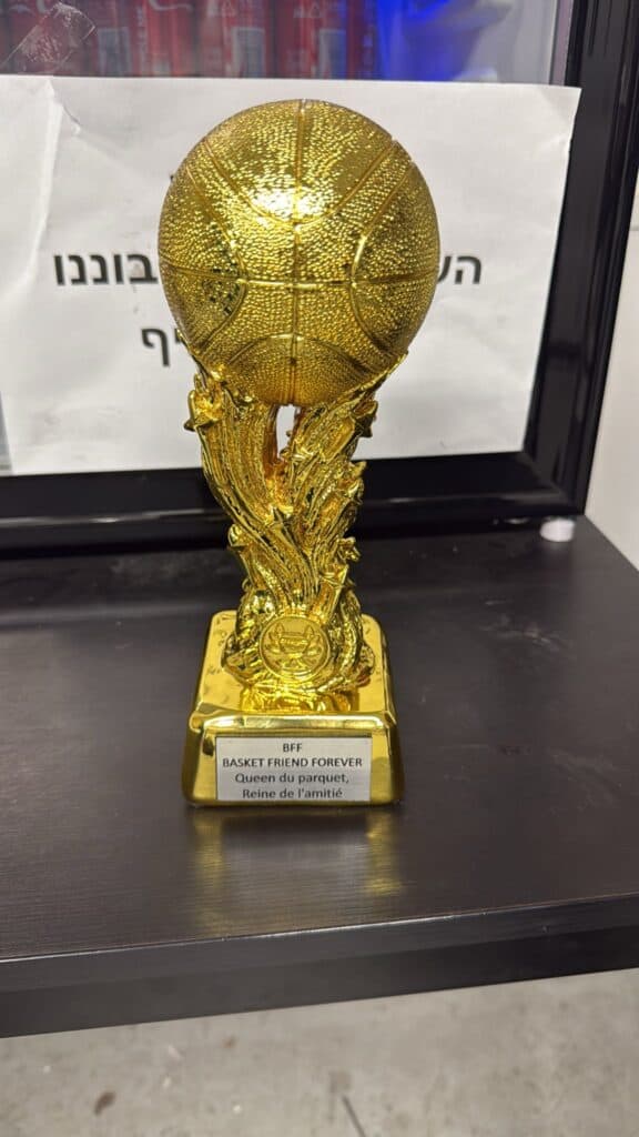 חריטה של לוחית לגביע עבור חבר לכדורסל