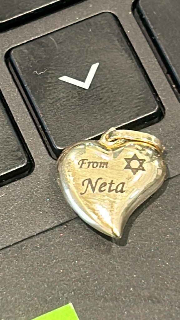 חריטה של מגן דוד והקדשה על תליון כסף
